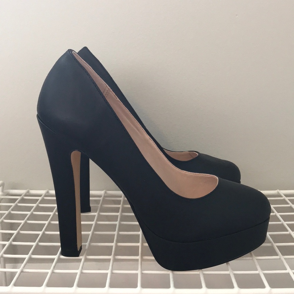 ❗️MOVING SALE❗️MAKE AN OFFER❗️ Signature pumps